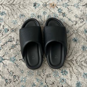 H&M Black Slides Size 39 US 8 barely worn Great Condition ALL SALES FINAL